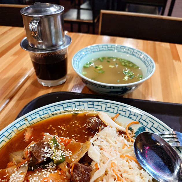 Обедаю в кафе