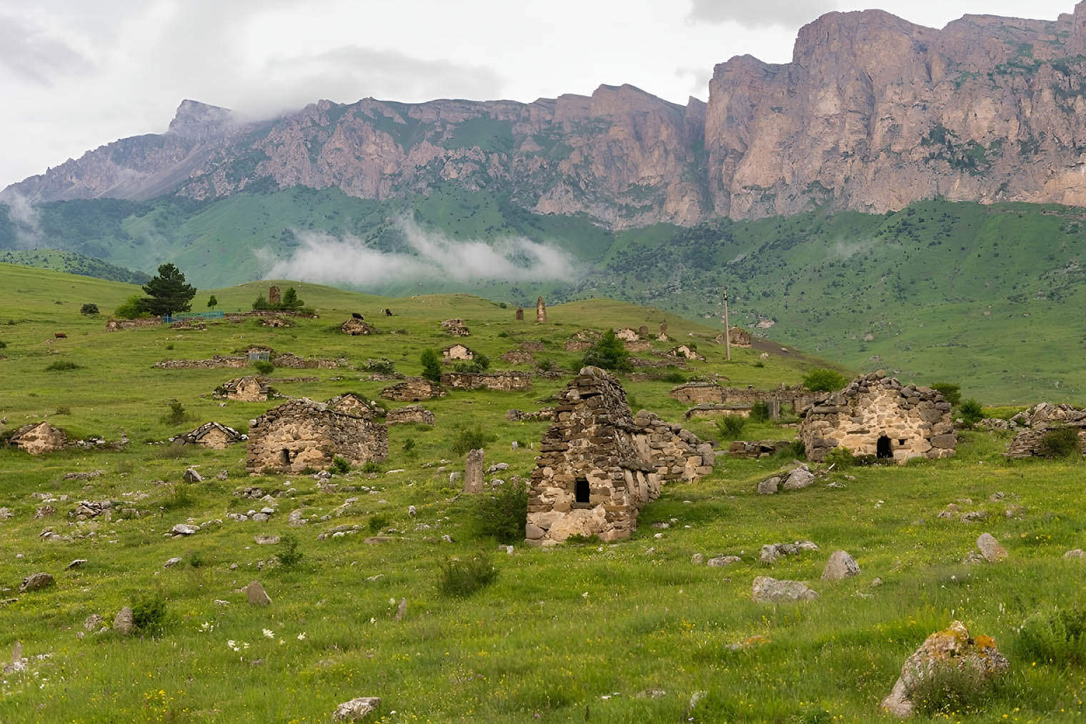 Донифарско-Лезгорский некрополь. Источник: tourism.alania.gov.ru