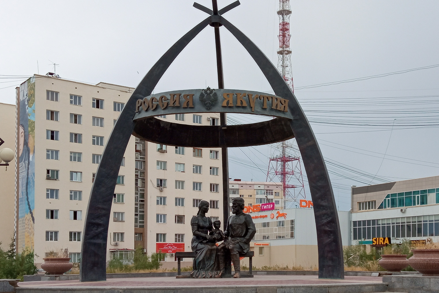 В народе памятник Дежневу прозвали памятником первому сахаляру — так в Якутии называют детей от смешанных русско-якутских браков