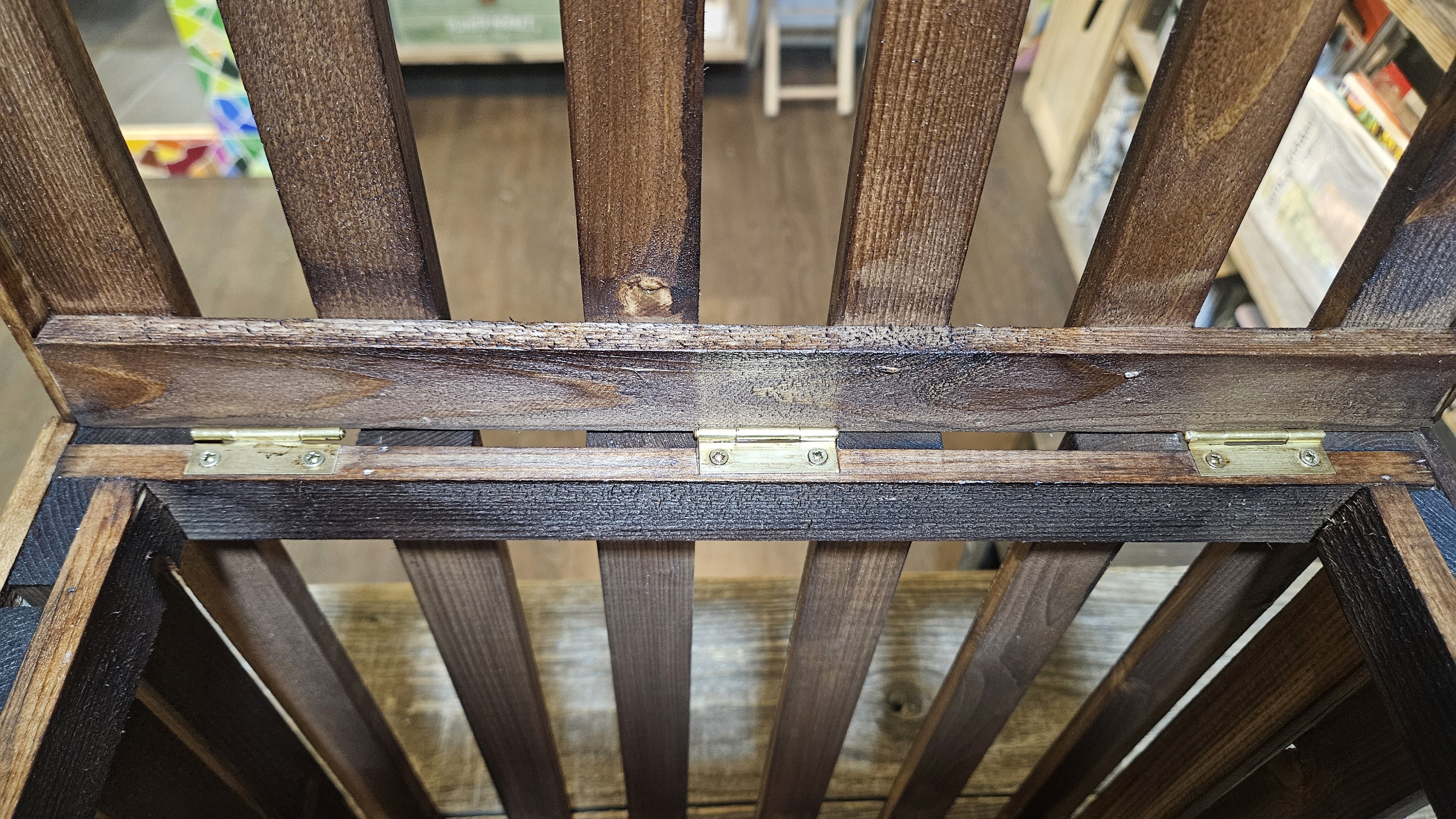 Крепление крышки деревянного ящика и фурнитура