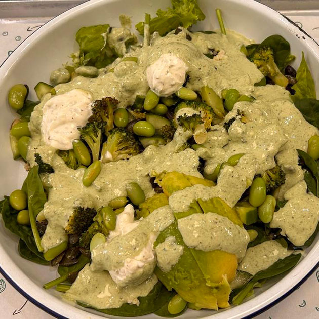 В ресторане взяла сытный зеленый салат