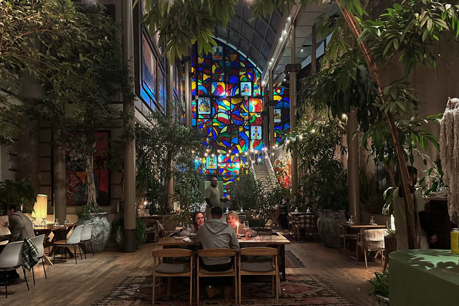 Так выглядит зал «Зимний сад» в ресторане. Имитации фасада здания и обилие растений создают впечатление, что вы сидите на летней веранде