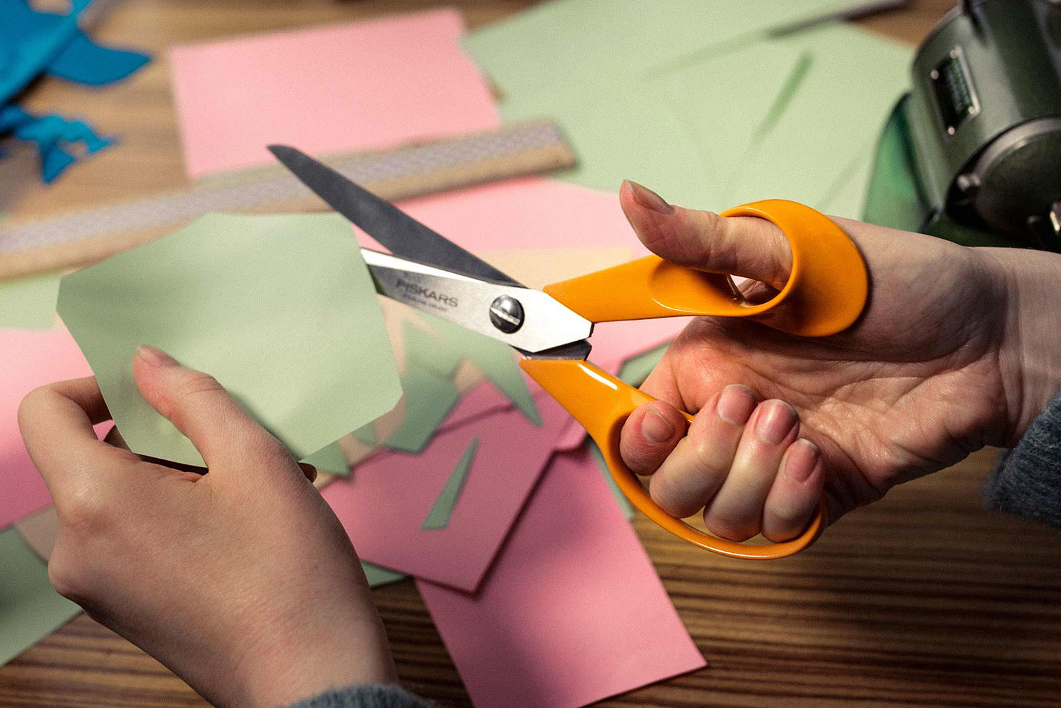 Самый известный предмет фирмы Fiskars, ее визитная карточка. Сейчас фирма входит в одну группу компаний с Iittala, а была основана в 1649 году как металлургический завод на берегу реки Фискарс в Финляндии. © fiskars.com