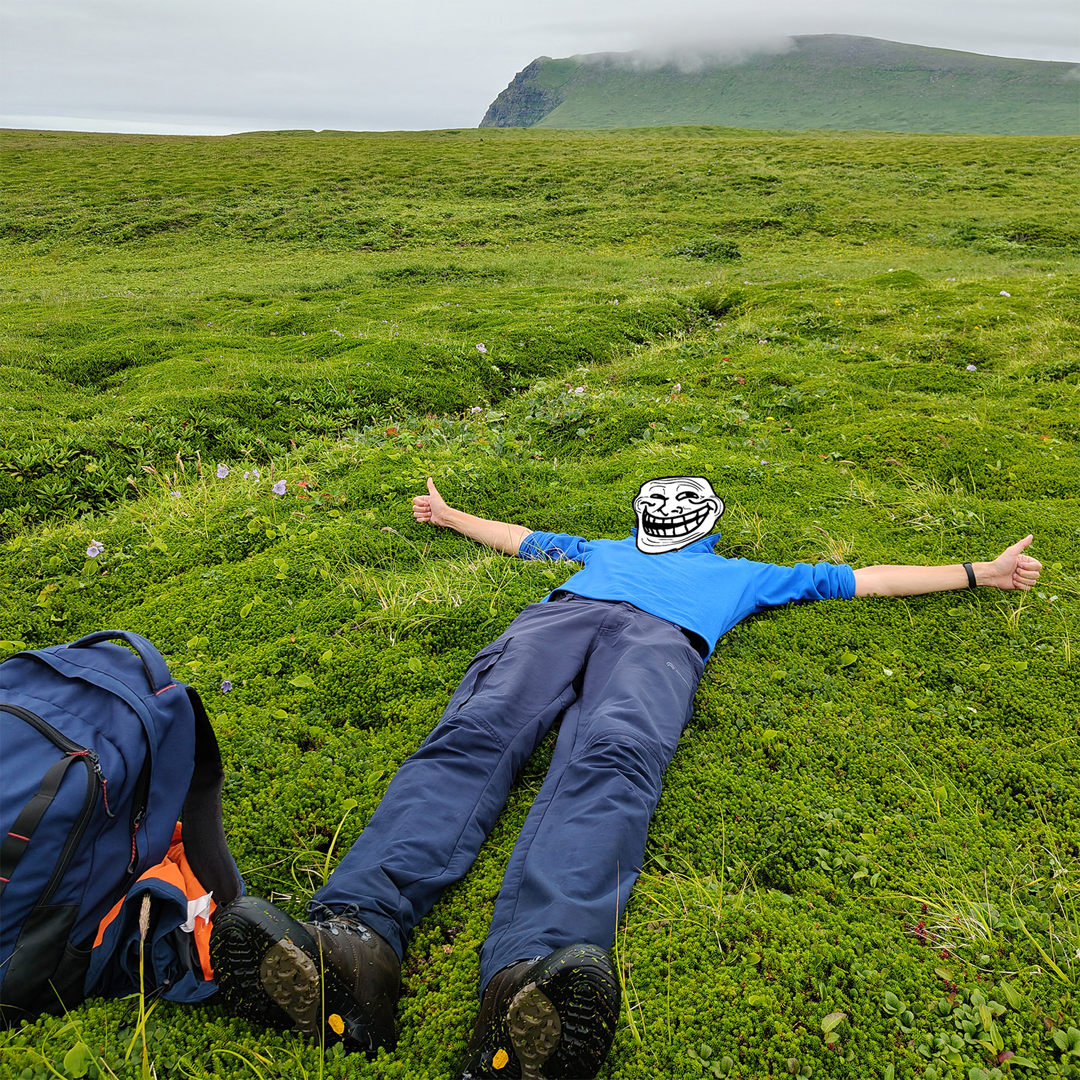 Какой же кайф лежать на ковре из шикши. За мной — остатки старой японской дороги и спрятавшийся за облаками вулкан Немо