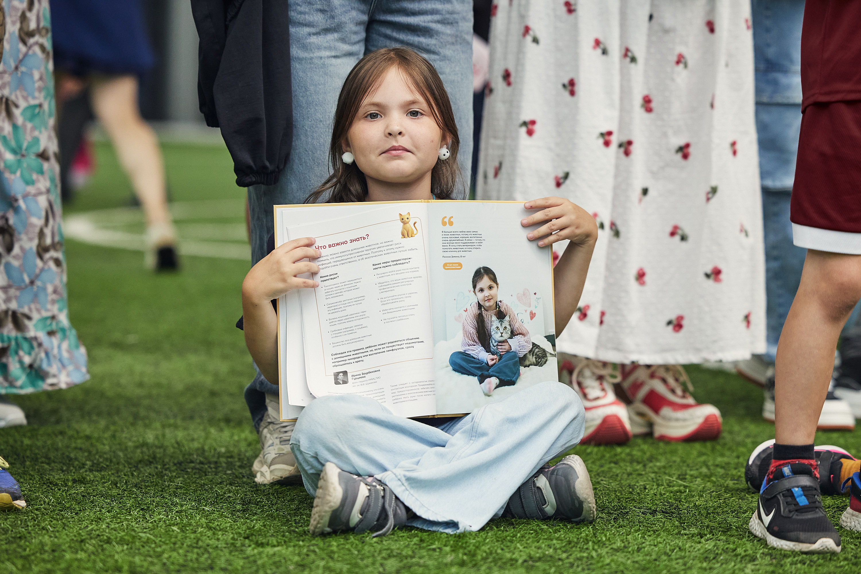 В июле 2017 Полине из Екатеринбурга провели операцию по трансплантации печени, донором стал папа. Полина и её семья стали героями нашей книги