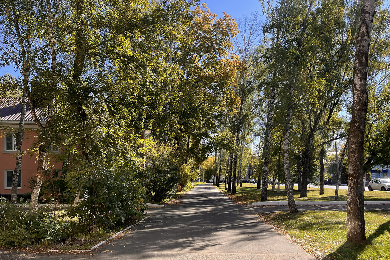 Когда я только вернулась на родину, не переставала удивляться широким тротуарам и огромному количеству прогулочных зон, ведь именно этого мне так сильно не хватало в последний год эмиграции