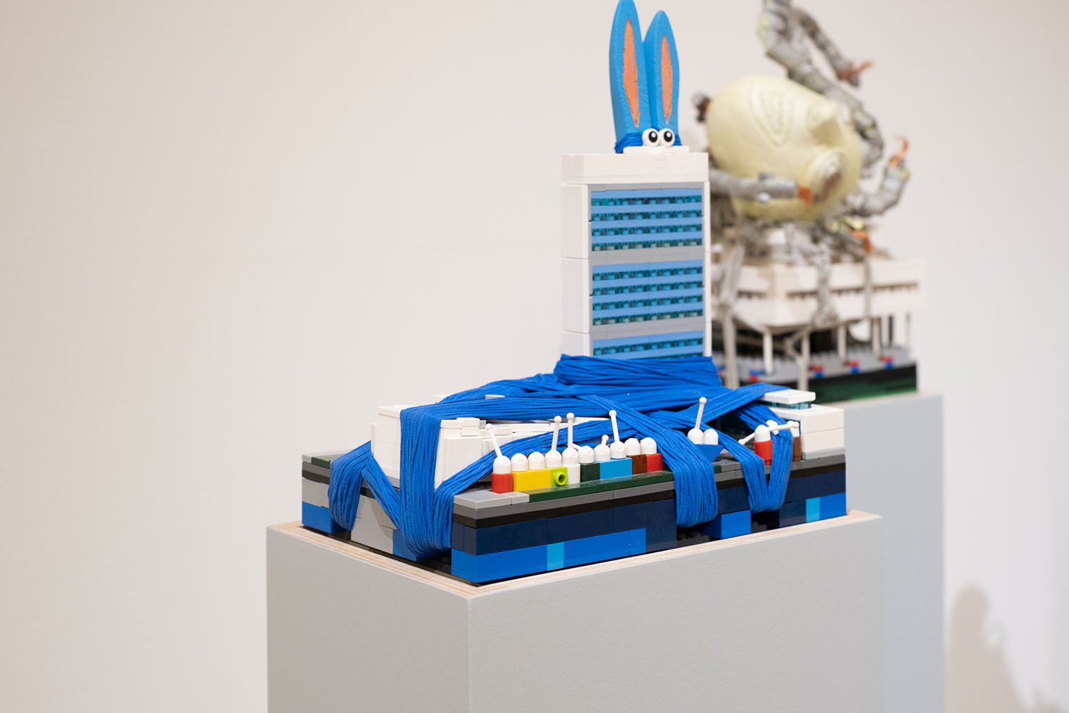 Автор использовал самые разные материалы, в том числе детали «Лего»