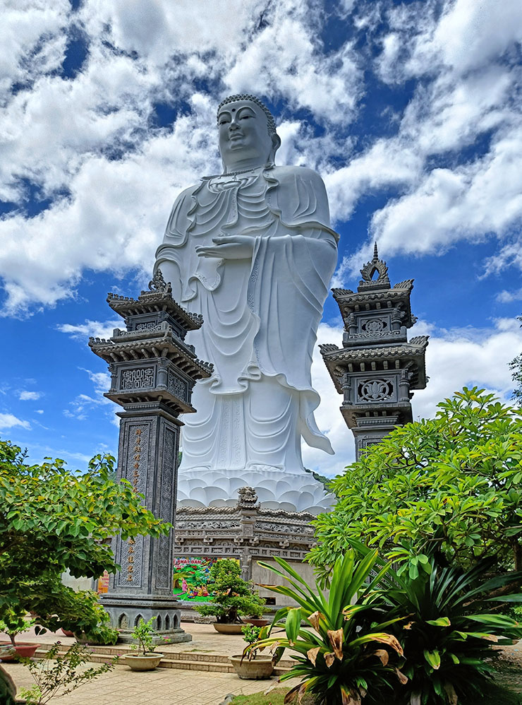 Если кататься по стране, часто можно встретить такие статуи Будды