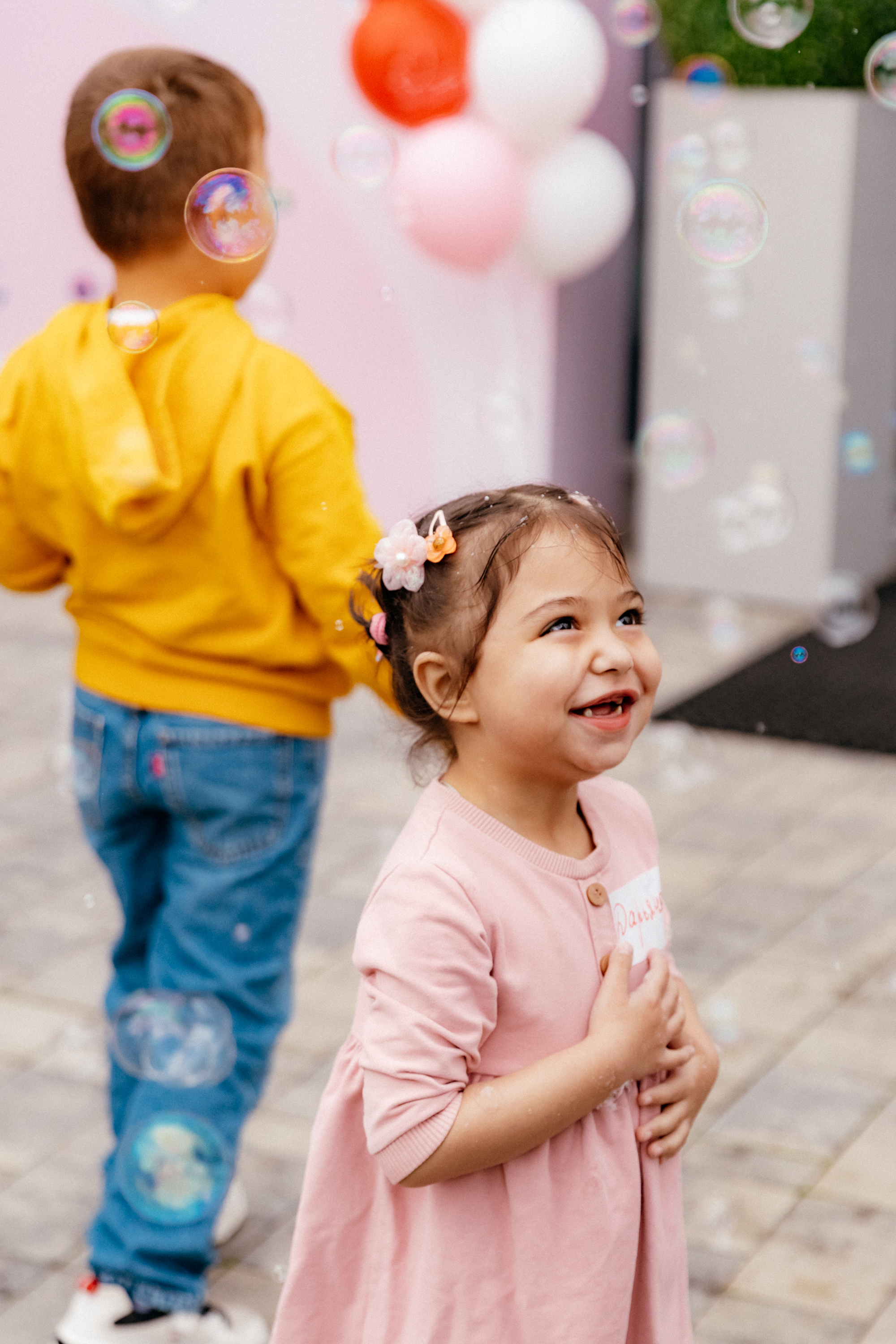 Артём Рашидович Монахов, заведующий отделением трансплантации печени в Центре трансплантологии и искусственных органов им. ак. В.И. Шумакова, держит на руках свою маленькую пациентку