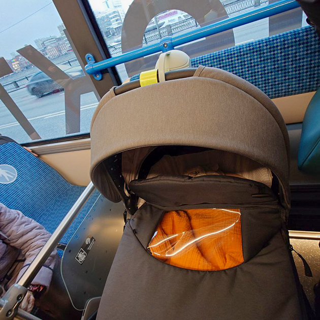 В автобусе получше закрываем экран коляски, чтобы защитить ребенка