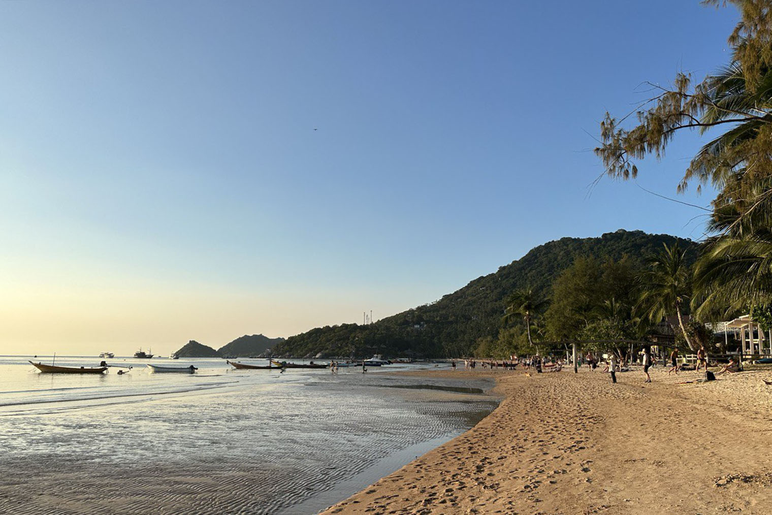 Пляж Сайри на западном берегу наиболее популярен у туристов