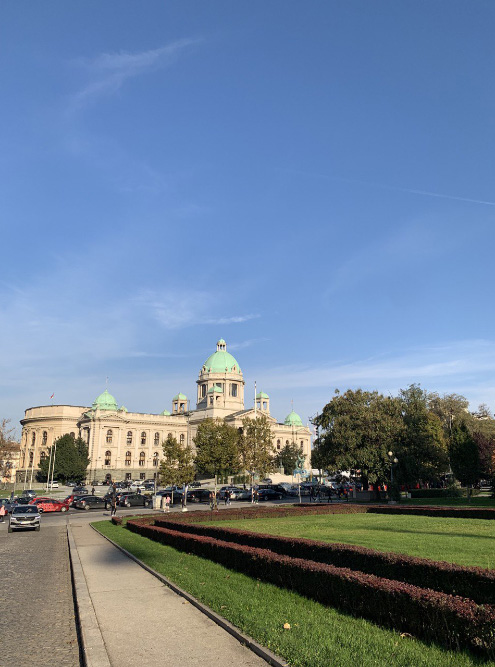 Это я гуляла по центру Белграда и любовалась зданием парламента