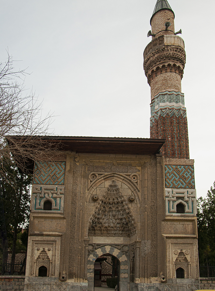 Мечеть Сахиб⁠-⁠и⁠-⁠Ата выглядит как красивая восточная шкатулка с драгоценностями Старого города