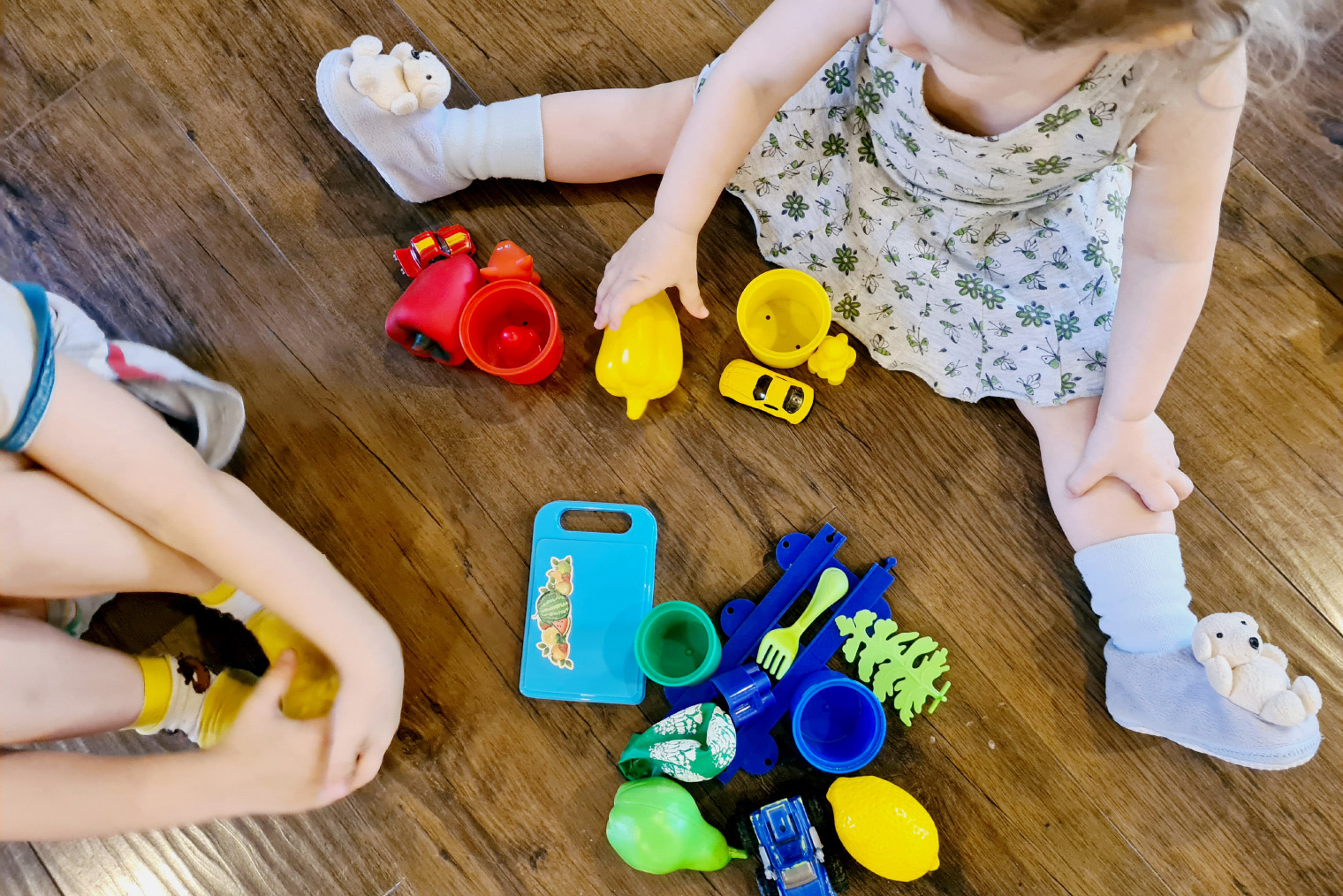 Дети формируют из игрушек кучки разных цветов