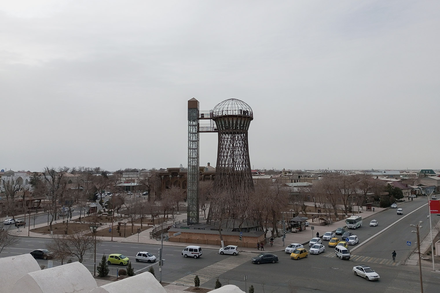 Вид со стены Арка на башню Шухова — современную достопримечательность города