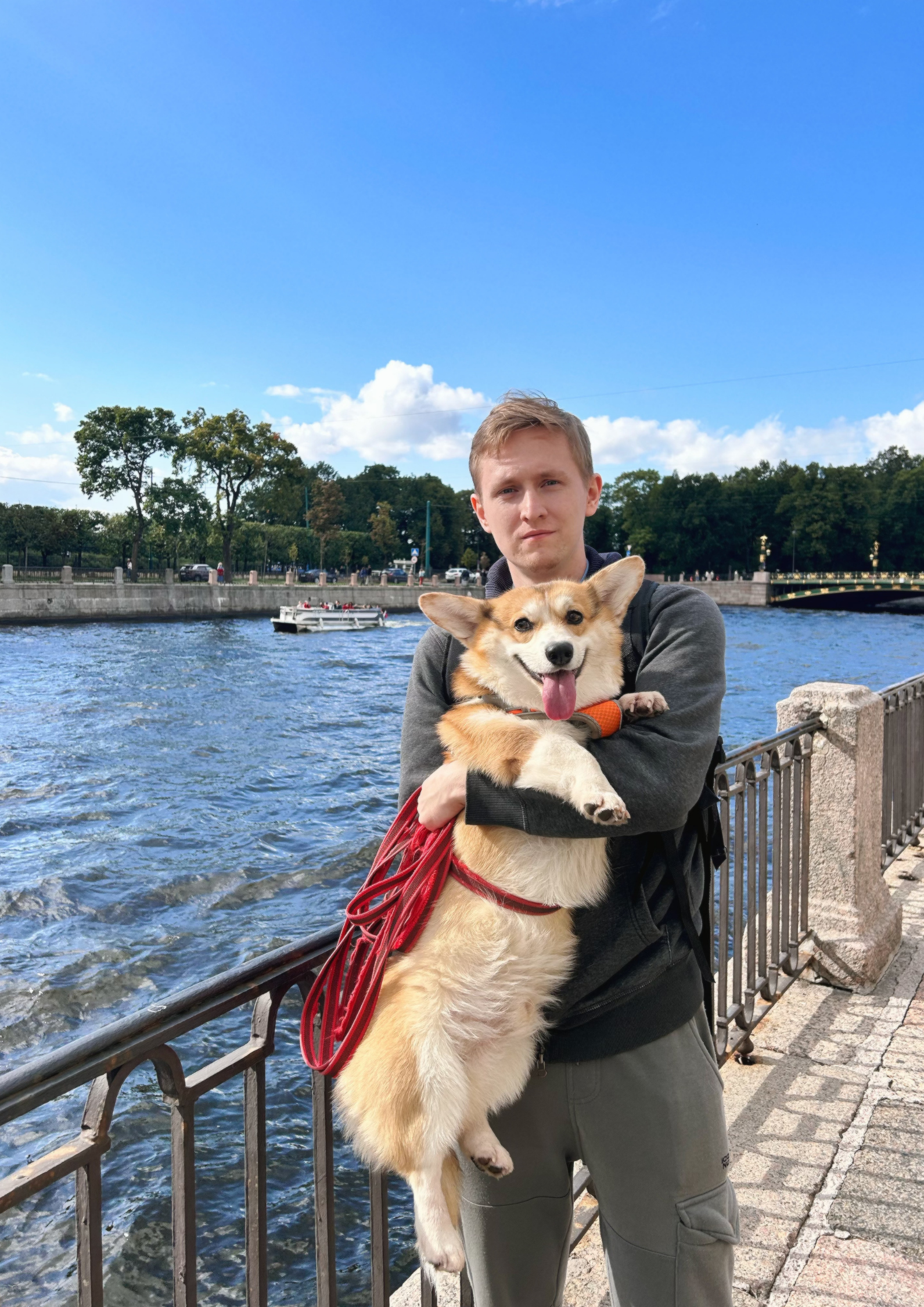 Этот же день. Набережная в центре города