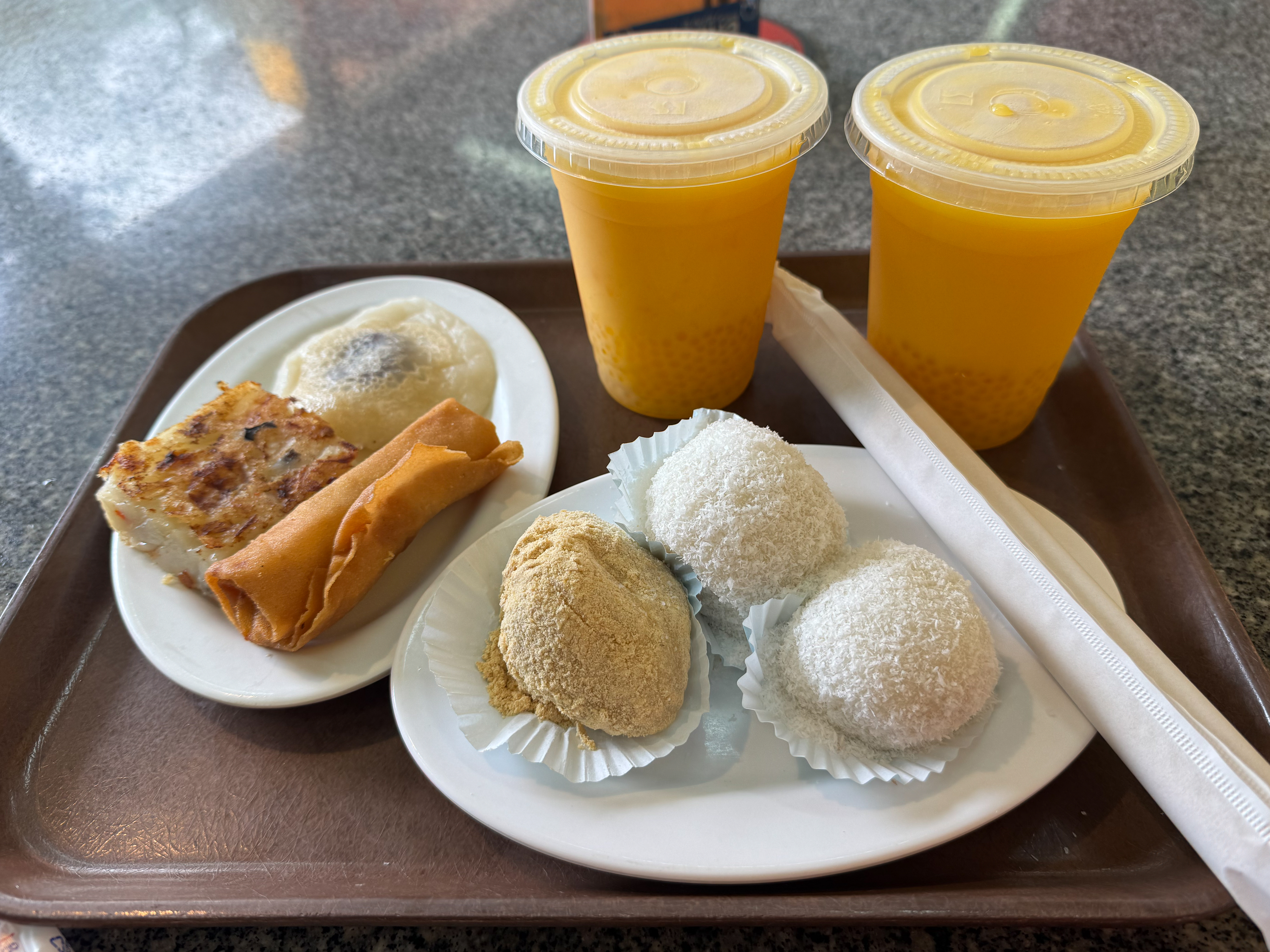 Трапезничаем в вегетарианском ресторане около монастыря Po Lin Monastery, остров Лантау