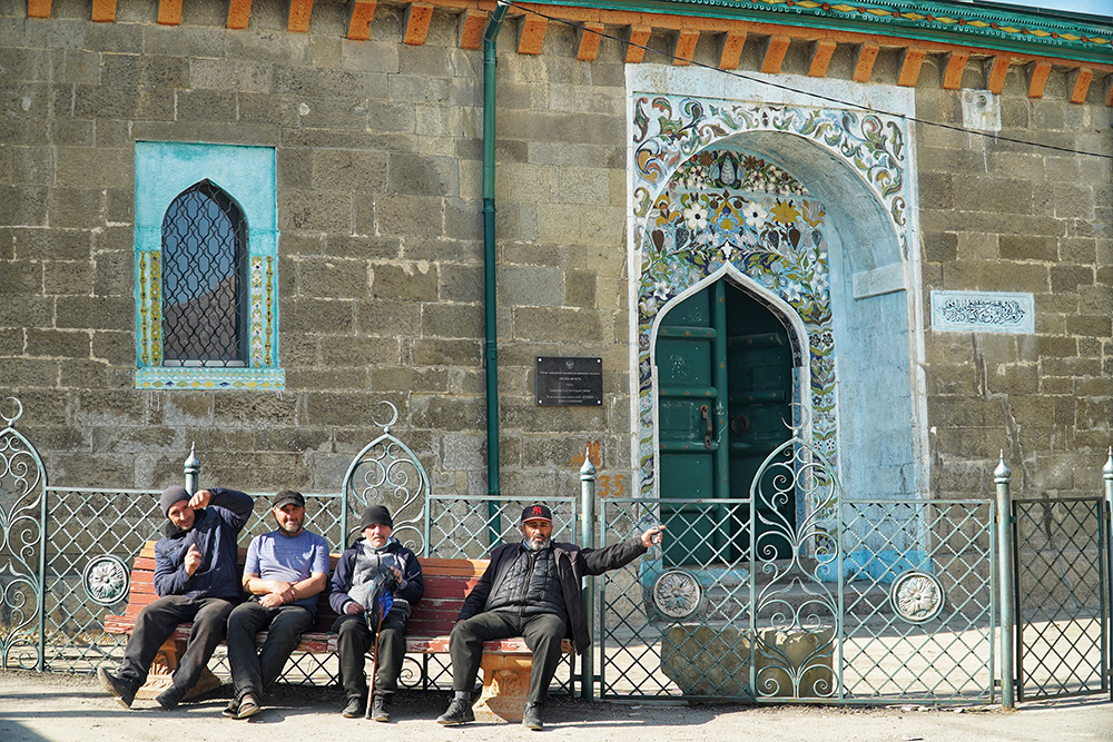 Дагестанское село Кумух. Это одна из самых старых мечетей России. Мужчины собираются у нее обсудить новости