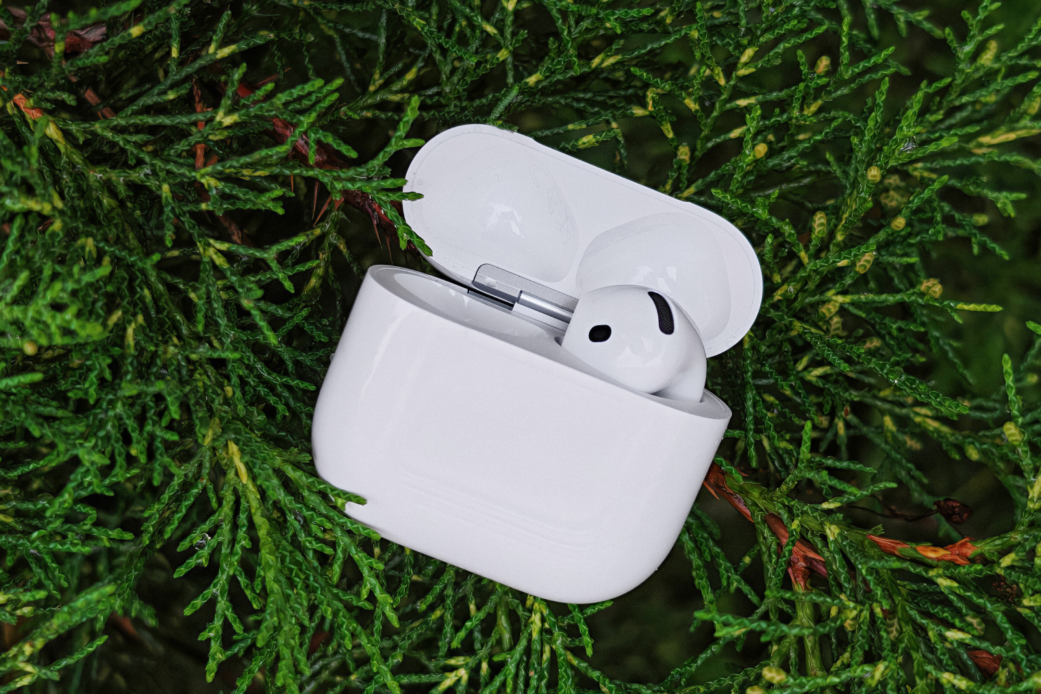 Еще одно важное отличие базовых AirPods 5 от более дорогой модели: тут нет полноценного трекинга местоположения через сеть «Локатор» и динамика на кейсе для быстрого поиска наушников