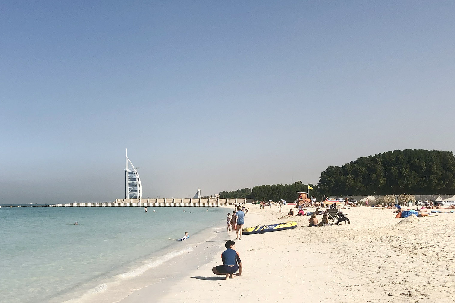 Вид на семизвездочный отель Burj Al Arab с пляжа «Аль-Суфух»