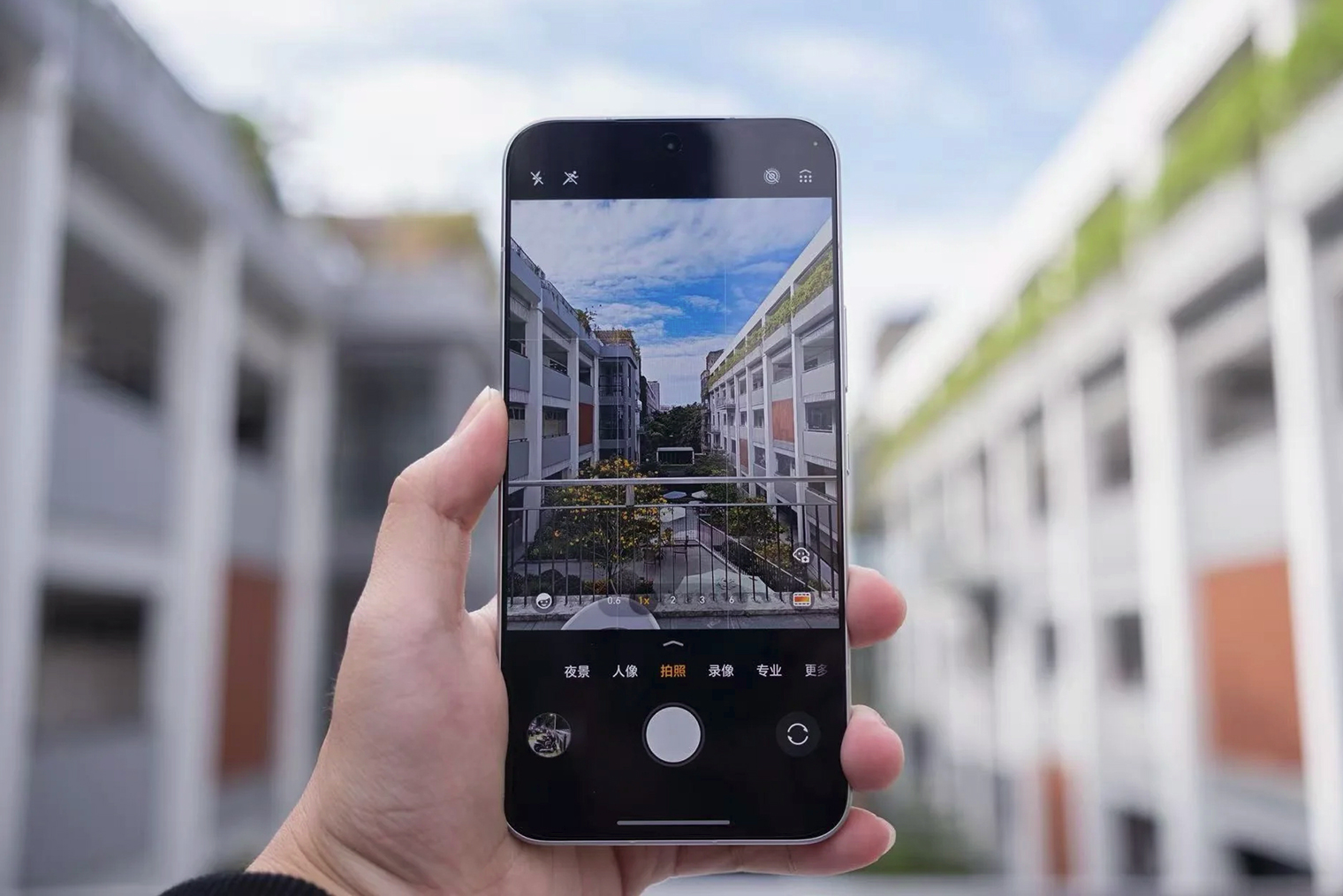 Высокая яркость делает изображение хорошо читаемым в солнечную погоду, экран не нужно прикрывать ладонью. Источник: heyupnow.com