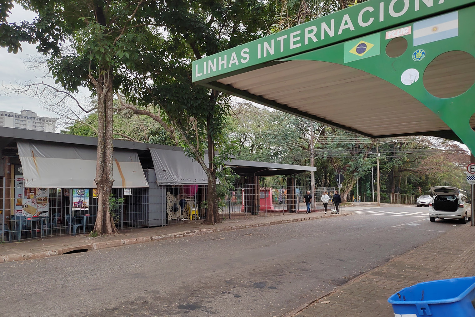 Неприметная остановка за пределами автовокзала Фос-ду-Игуасу служит отправным пунктом в Аргентину