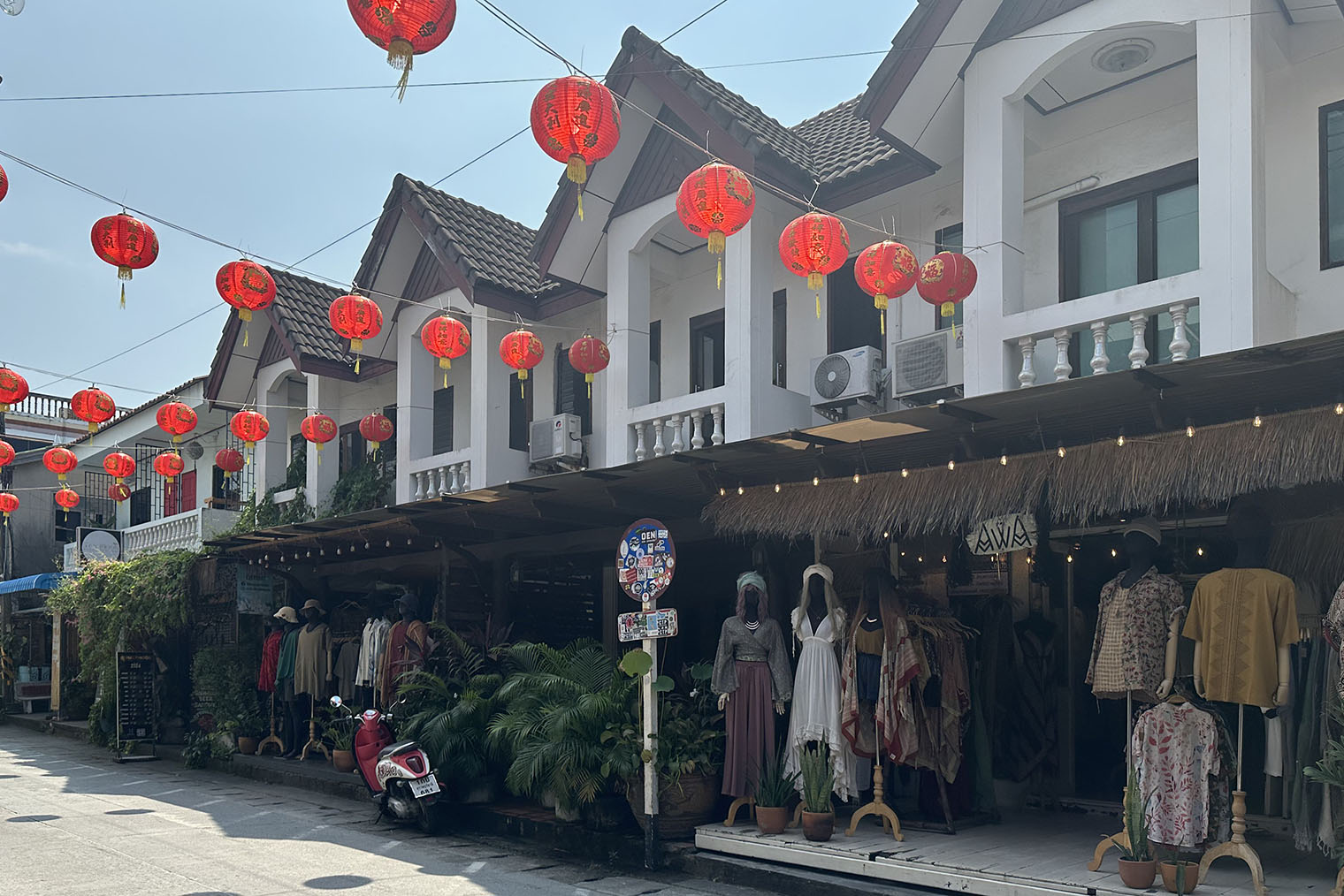 Китайская улица в Тонг Сала недалеко от прибрежной зоны и порта
