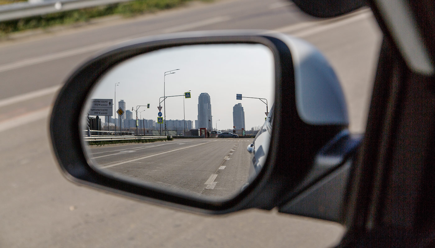 Настройка левого зеркала: горизонт посередине или немного выше, корпус машины виден совсем чуть⁠-⁠чуть