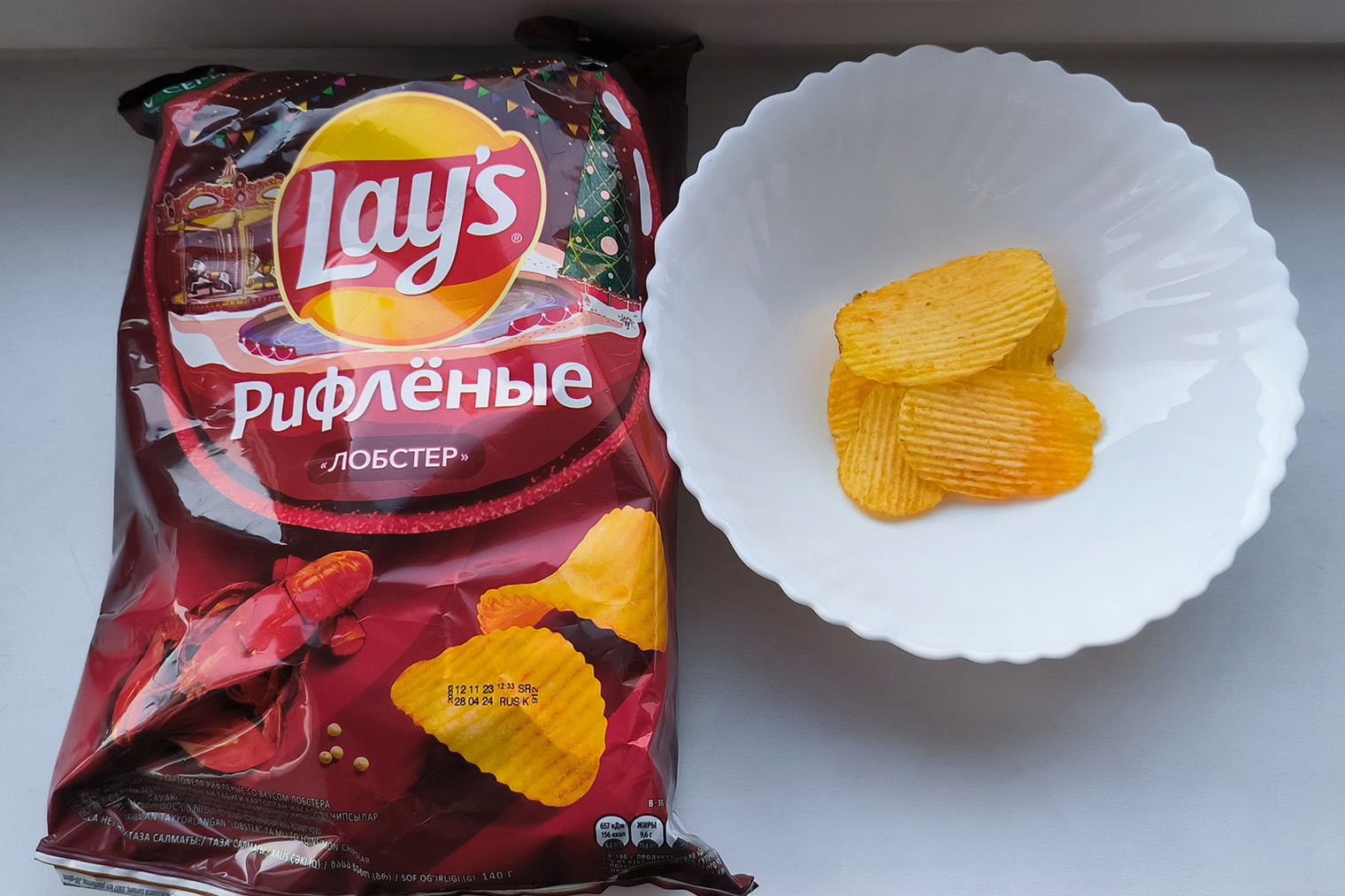 Эти чипсы сейчас продаются в новогодних упаковках с елочками — привлекают внимание. Чипсы внутри целые за редким исключением, цвет однородный