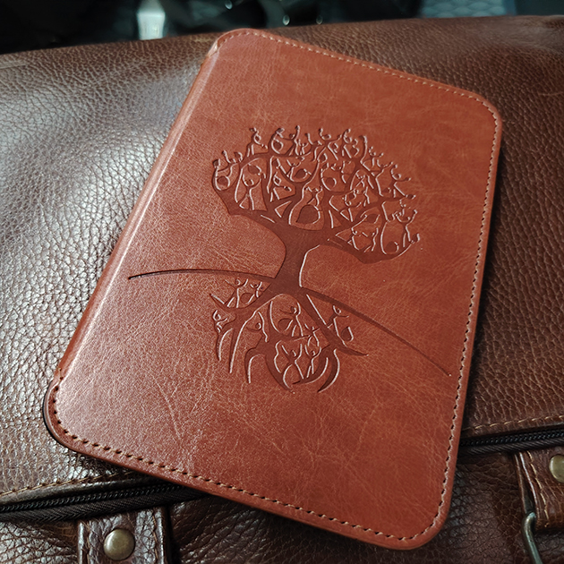 Бонус — чехол прекрасно сочетался с моей сумкой