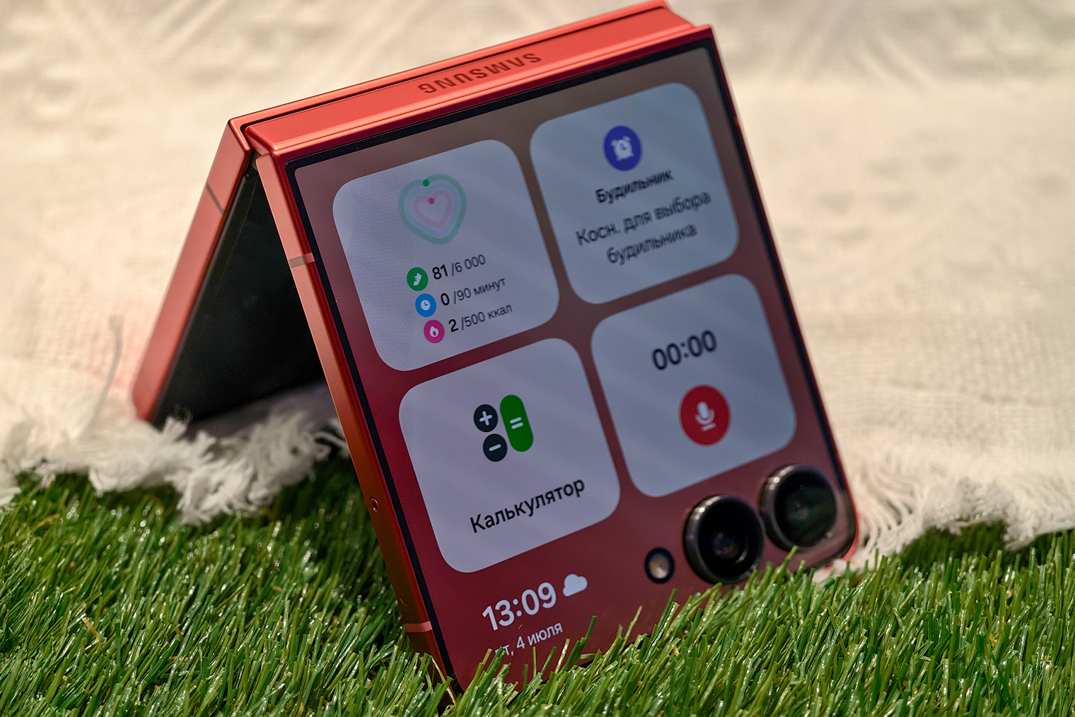 Коралловый Galaxy Z Flip 7. Внешний экран теперь заполняет всю переднюю панель, без «ниши» под камеры