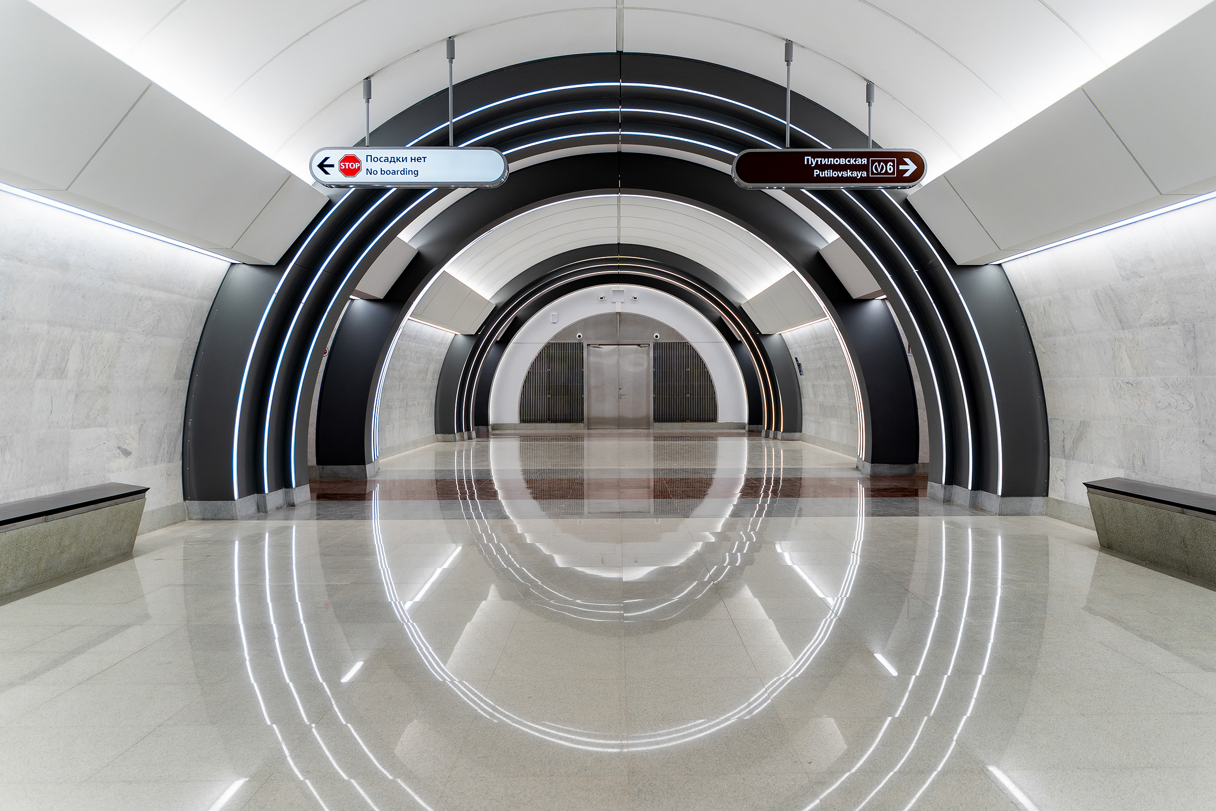 Станция расположена на глубине 55 метров. Участок от «Юго-Западной» до «Путиловской» может пропускать до 221 000 человек в сутки, указано на сайте «Метростроя Северной столицы»