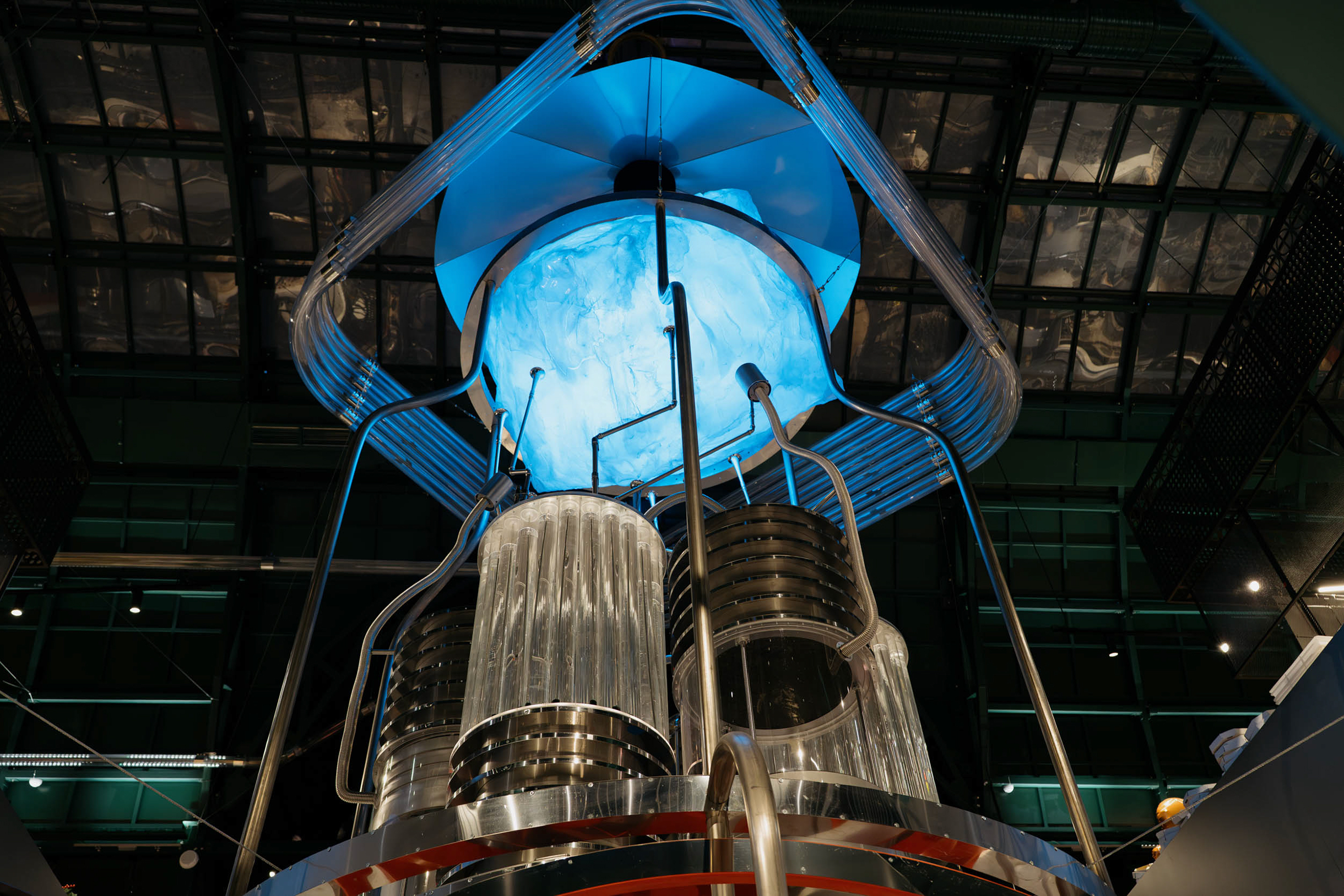 Интерактивный «Генератор желаний»: гости печатают на клавиатуре свое желание, после чего аппарат формирует капсулу — как в пневмопочте. Капсула улетает по прозрачной трубке в установку, прокручивается внутри механизма и символически отправляется «исполняться»