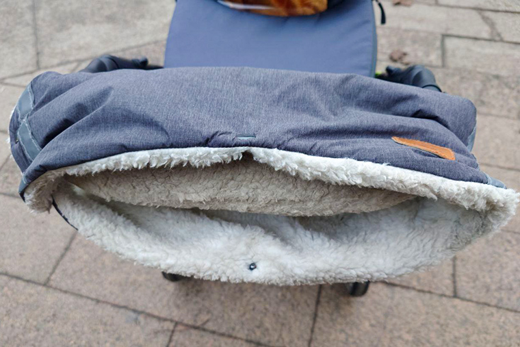 Купили удобную муфту для коляски, защищает руки на прогулках в холодное время