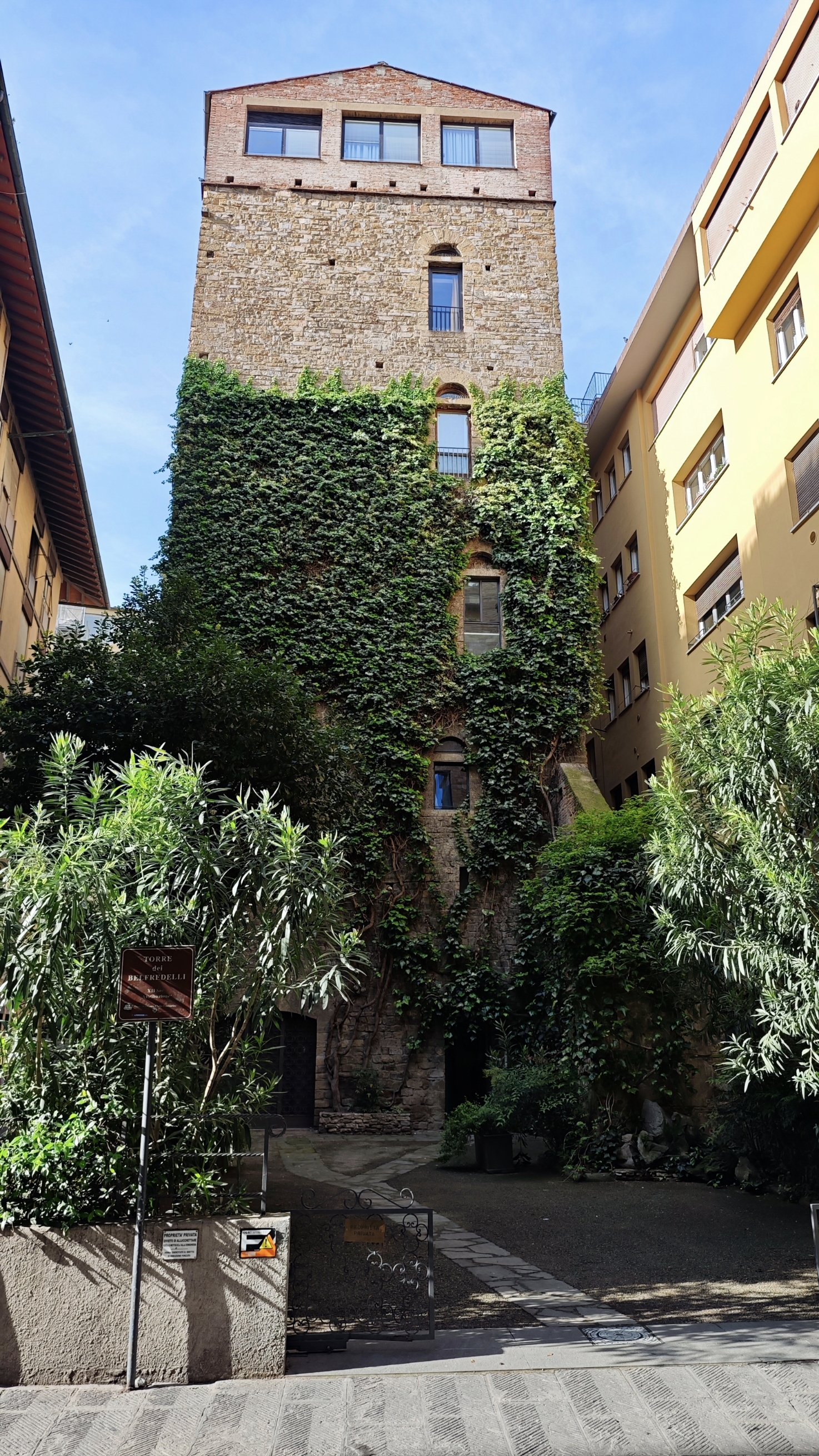 Напротив отеля находится самая высокая средневековая башня Torre dei Belfredelli sec. XII, увитая зеленью, с частным садиком, в который нет доступа