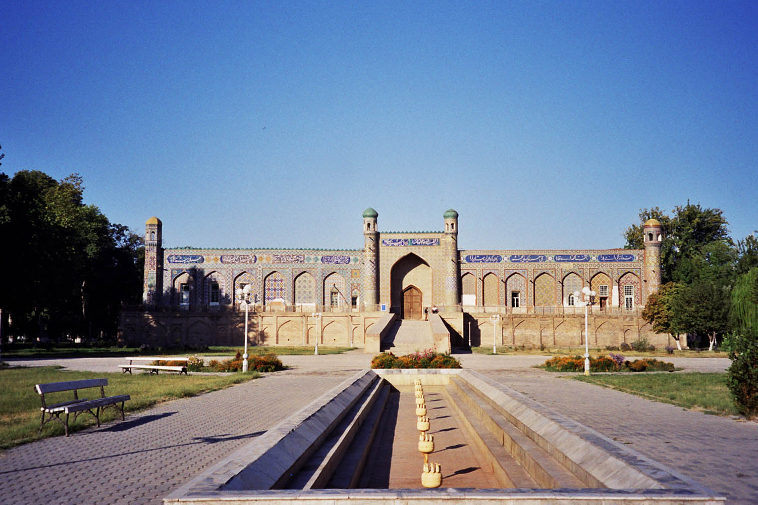 После упразднения Кокандского ханства дворец Худояр-хана использовали по⁠-⁠разному, например как церковь и военный госпиталь. Фотография: upyernoz / Wikimedia