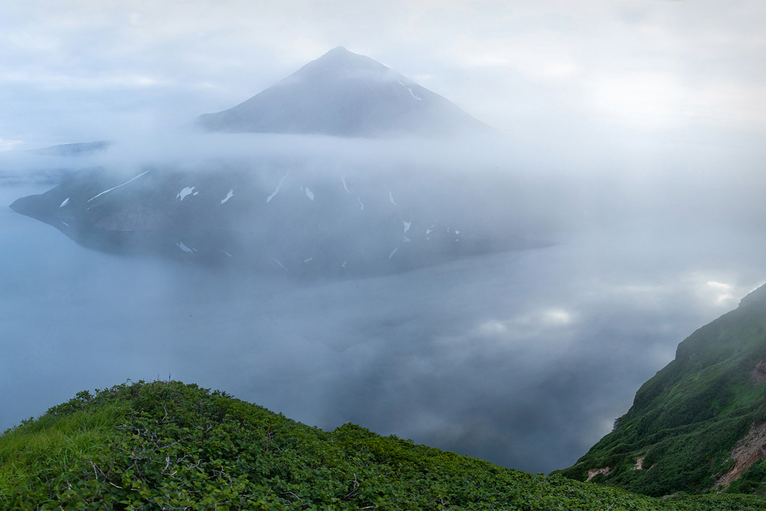 Вулкан Креницына посреди Кольцевого озера
