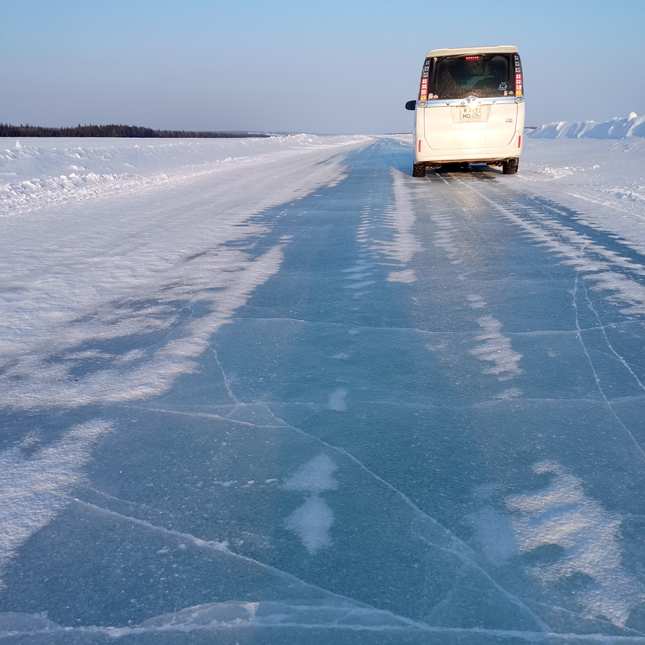 Дорога проходит прямо по льду