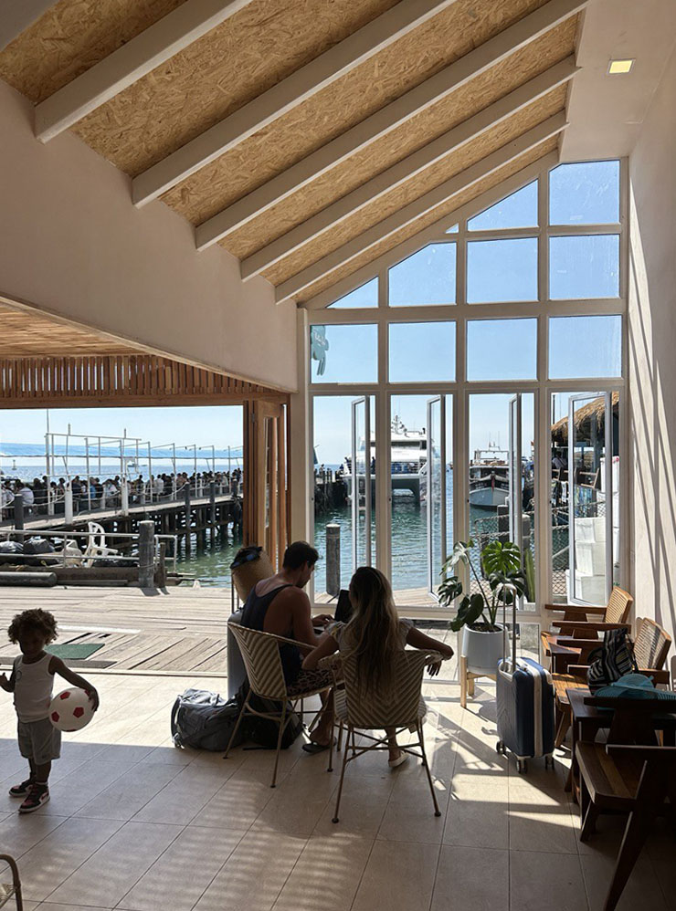 Кафе Thalas с панорамными окнами и видом на порт