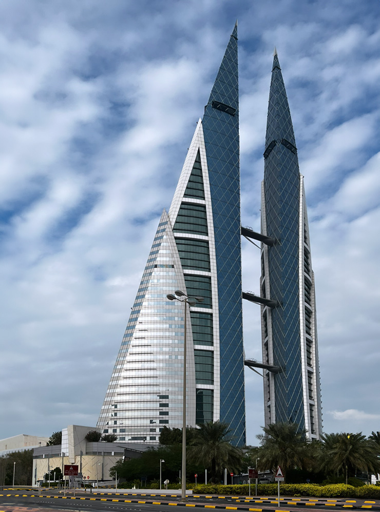Бахрейнский всемирный торговый центр — комплекс из двух башен высотой 240 метров с тремя мостами, на которых установили ветрогенераторы. Они обеспечивают 10⁠—⁠15% суточного потребления электроэнергии в комплексе