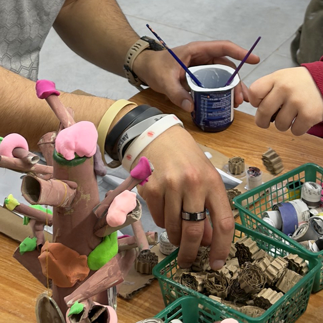 Сын с удовольствием проводит редкие минуты с папой