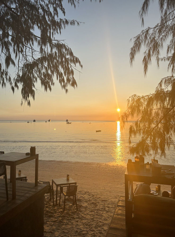 Закат с террасы ресторана Charcoal Bay на пляже Сайри