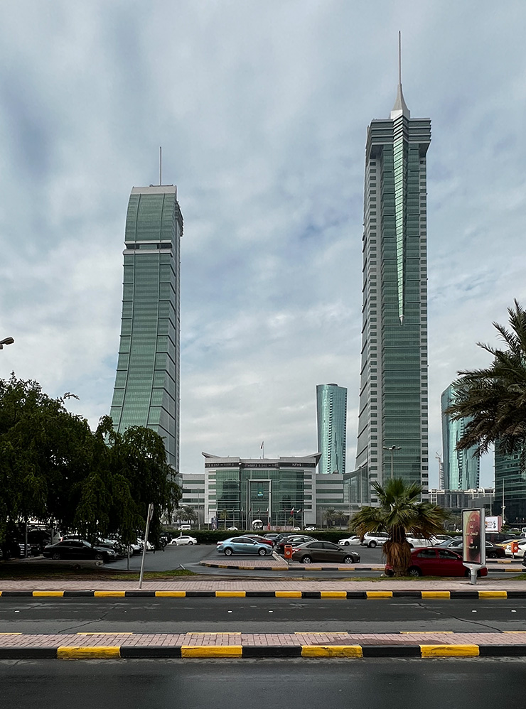 Башни финансовой гавани Бахрейна — два небоскреба неправильной формы, похожие на прямоугольные треугольники, обращенные друг к другу гипотенузами