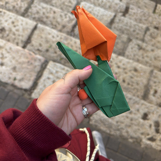 Забираю свои подарки с праздника — цветочек из цветной бумаги и комочек пластилина, все любимого оранжевого цвета. Сын в курсе, как меня порадовать