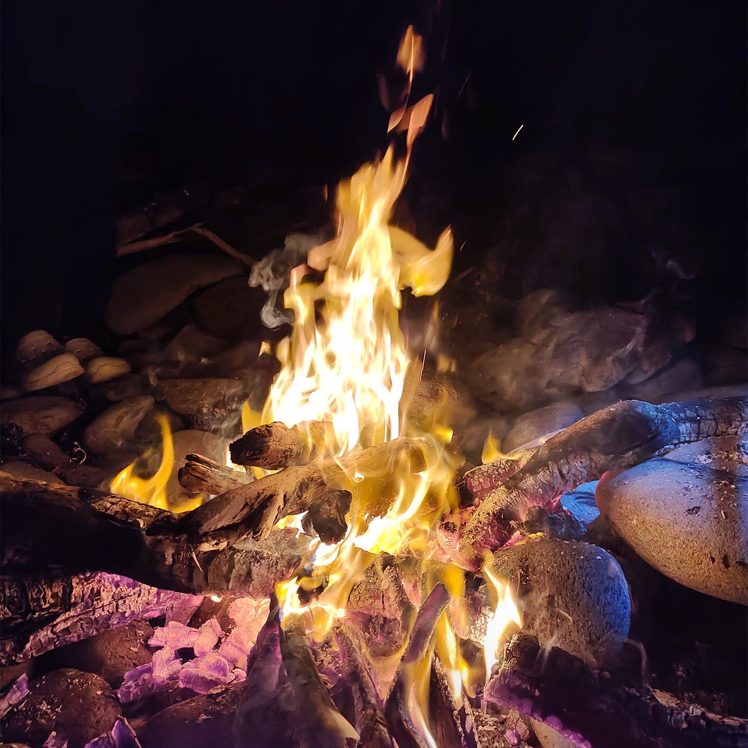 Долгожданный костер на берегу