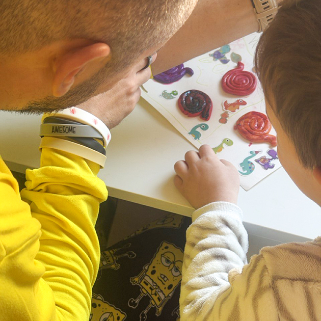 Папа с сыном играют