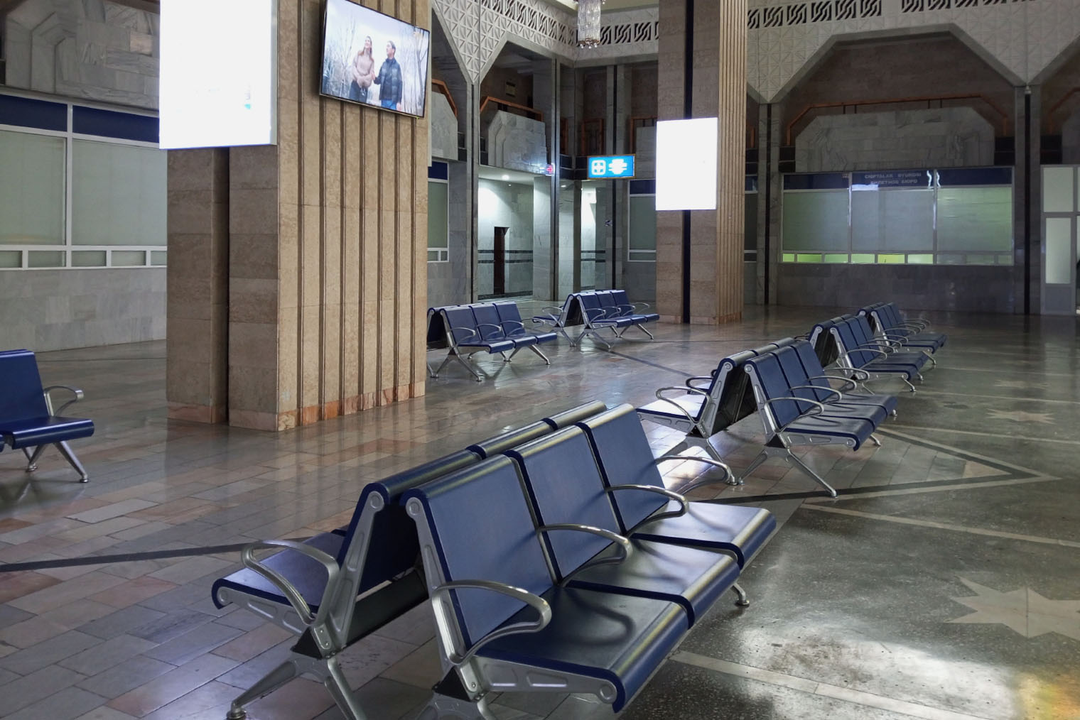На железнодорожном вокзале Самарканда просторно и чисто