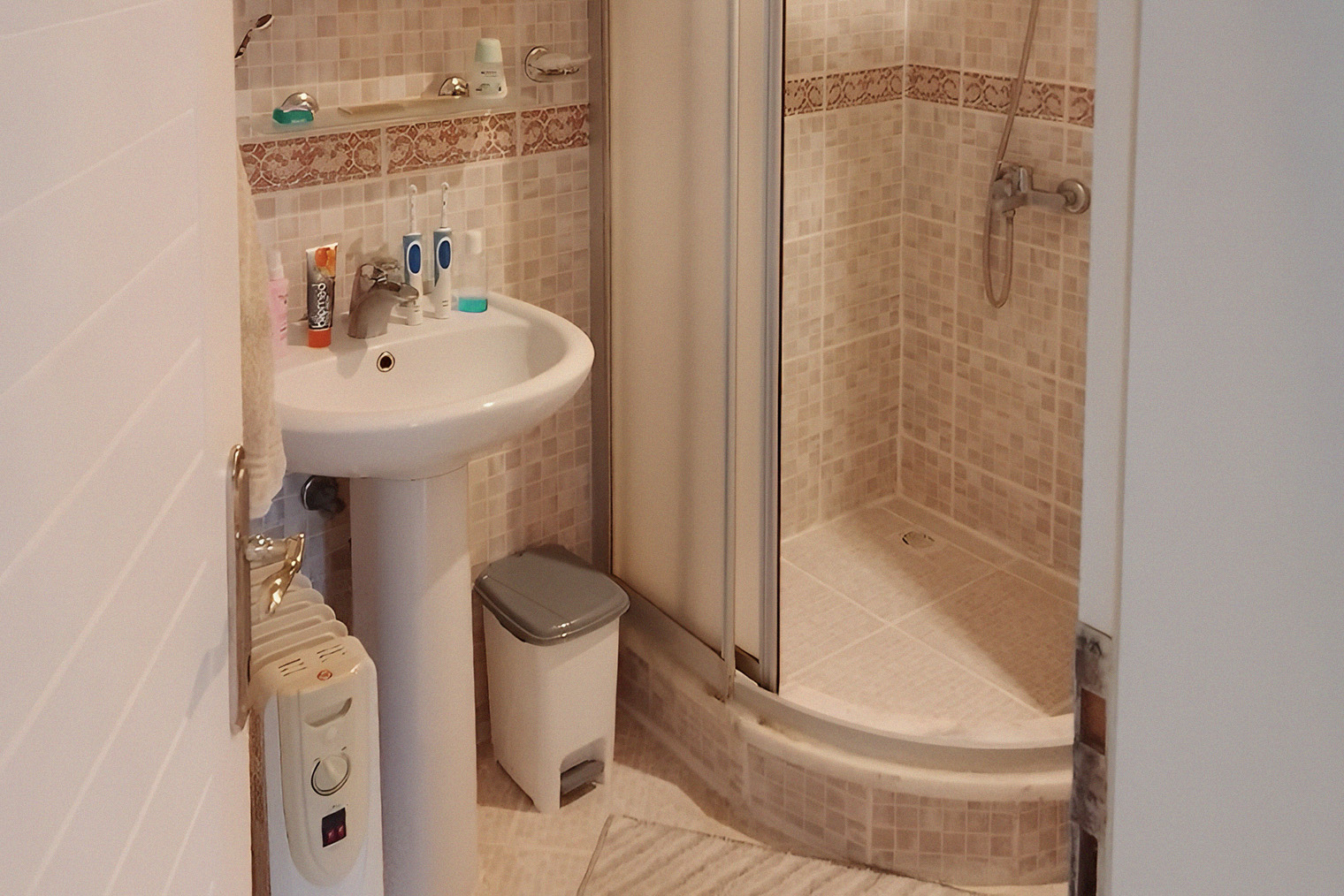 Еще в половине квартир, что мы снимали, в ванной не хватало мусорки. Конечно, это необязательный элемент быта, но очень удобный: не надо бежать на кухню, чтобы выкинуть каждый использованный ватный диск или палочку. Контейнеры приходилось докупать в квартиры в Турции, Казахстане и Малайзии