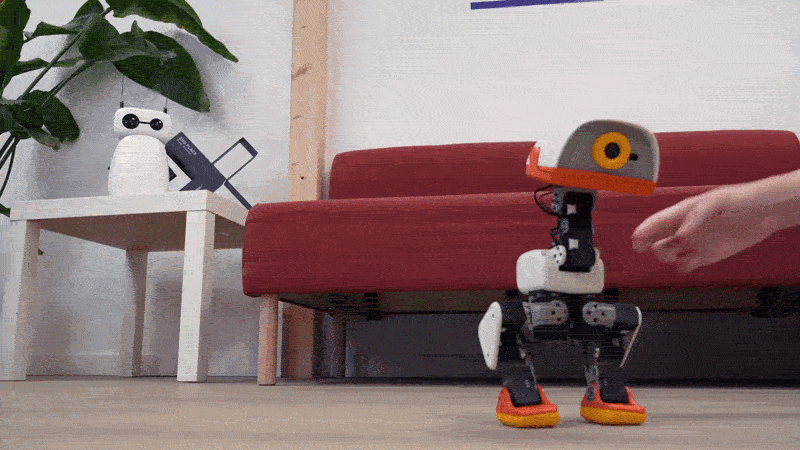 Microduck восстанавливает равновесие после того, как его пытаются толкнуть. © Pollen Robotics
