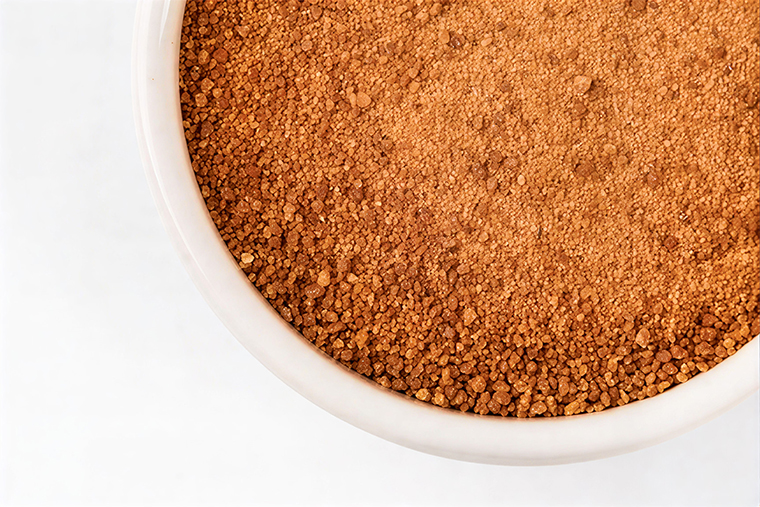 Кокосовый сахар делают из кокосовой пальмы. Внешне он похож на тростниковый. © vkusvill.ru